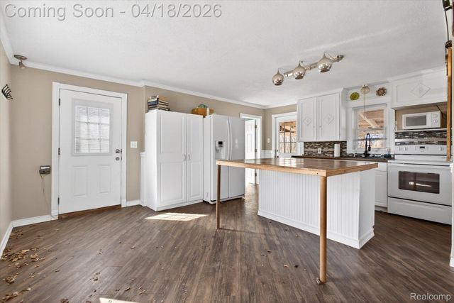3823 Oxbow Road, Sodus Township, MI 49126