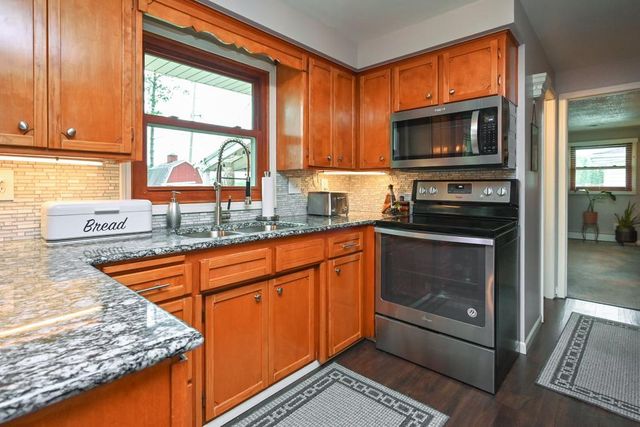 1738 DEBRA LANE, Green Bay, WI 54302