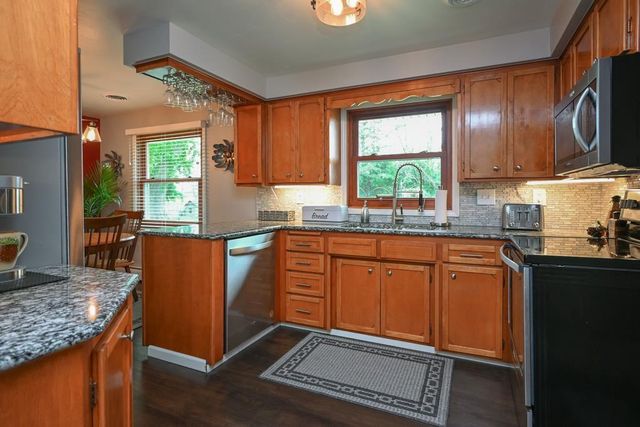 1738 DEBRA LANE, Green Bay, WI 54302