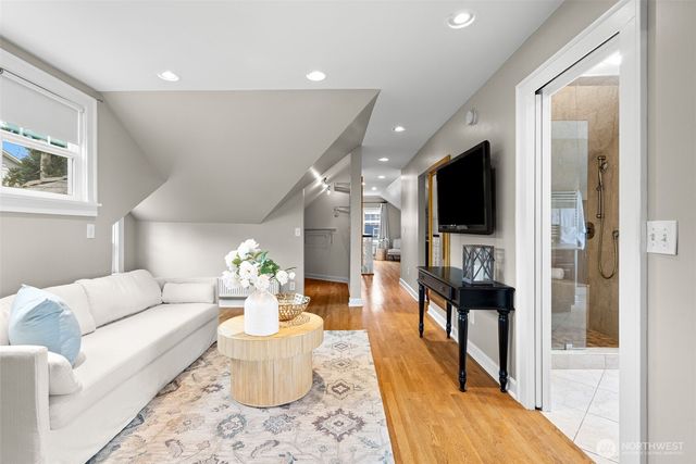 114 Queen Anne Drive, Seattle, WA 98109