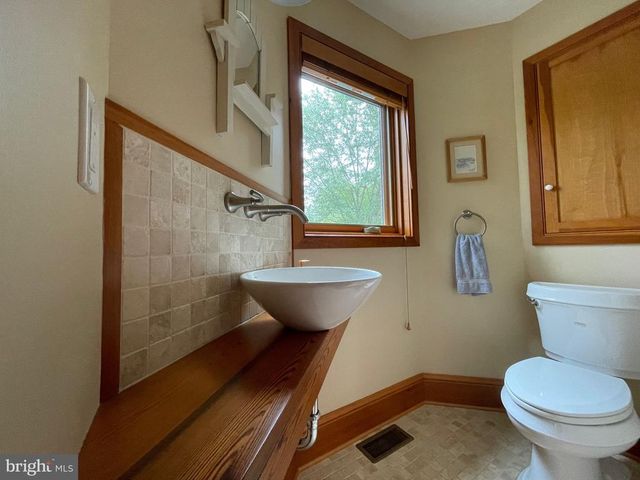 821 LONG MOUNTAIN RD, Washington, VA 22747