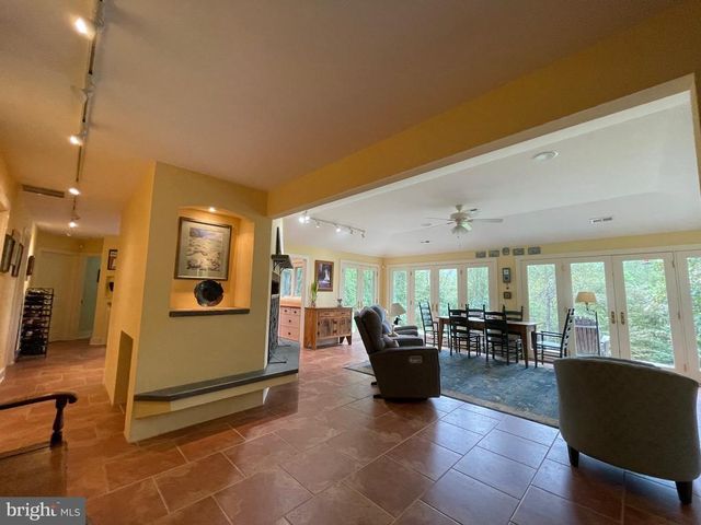 821 LONG MOUNTAIN RD, Washington, VA 22747