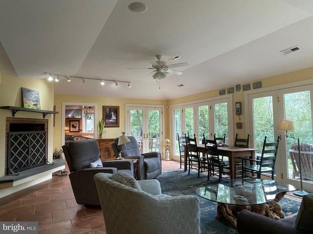 821 LONG MOUNTAIN RD, Washington, VA 22747