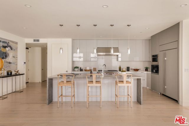 425 N Palm Drive 202, Beverly Hills, CA 90210