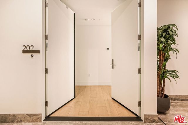 425 N Palm Drive 202, Beverly Hills, CA 90210