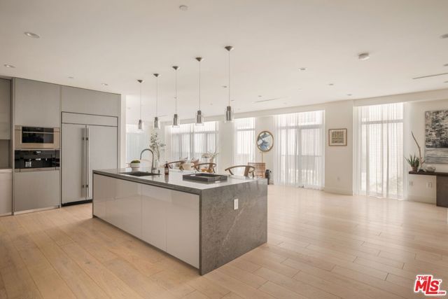 425 N Palm Drive 202, Beverly Hills, CA 90210