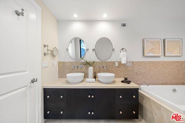 6477 Deep Dell Pl, Los Angeles, CA 90068