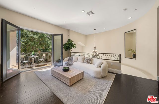 6477 Deep Dell Pl, Los Angeles, CA 90068