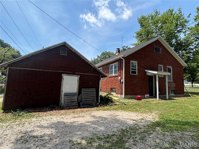 222 N Locust Street, Greenville, IL 62246
