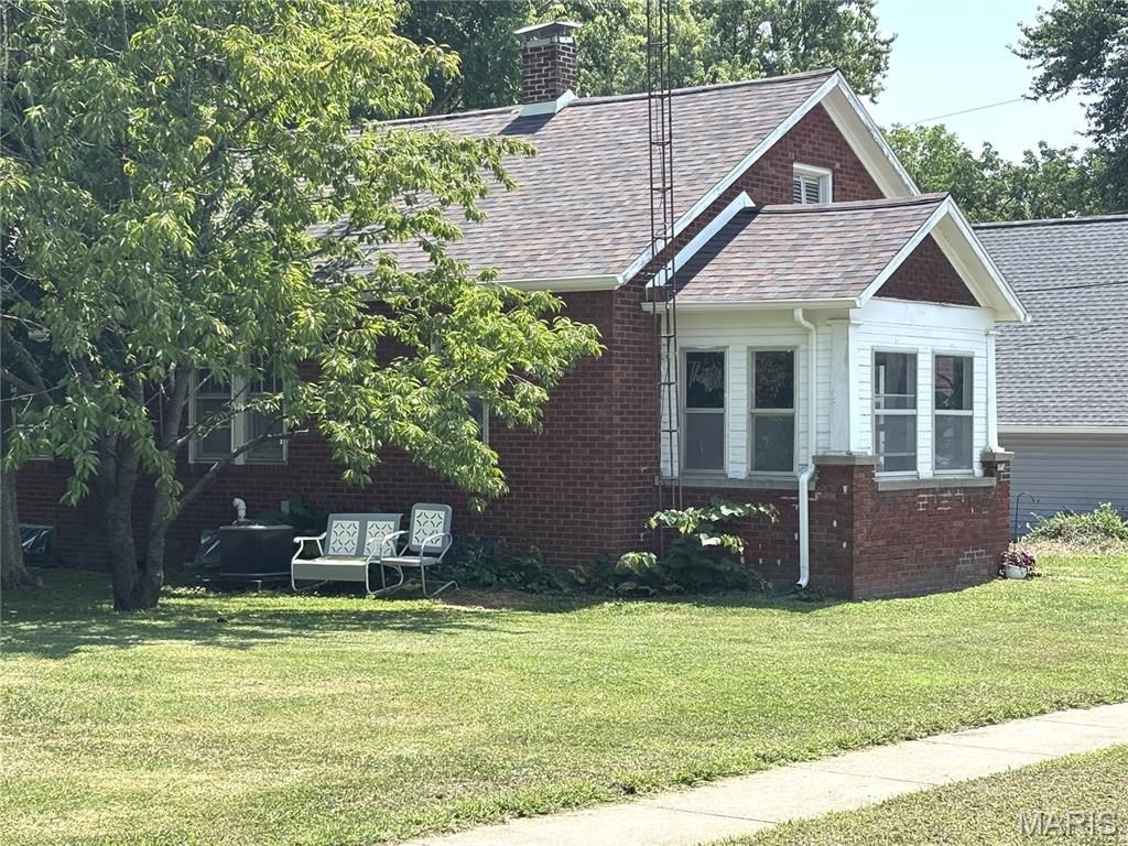 222 N Locust Street, Greenville, IL 62246
