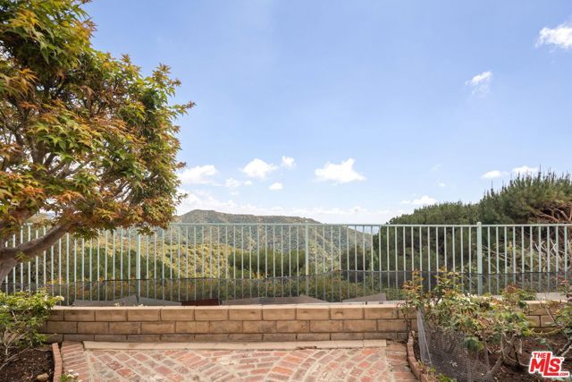 2484 Angelo Drive, Los Angeles, CA 90077