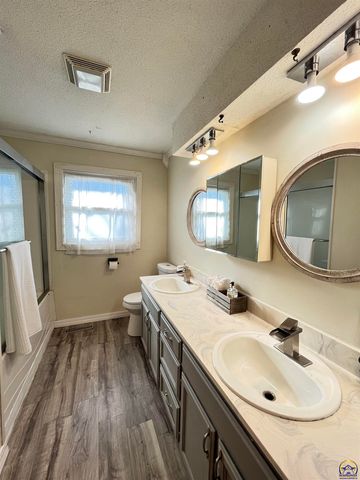 218 S Cottonwood ST, Emporia, KS 66801