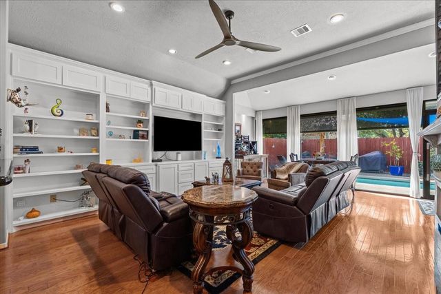 1607 S Primavera Drive, Pearland, TX 77581