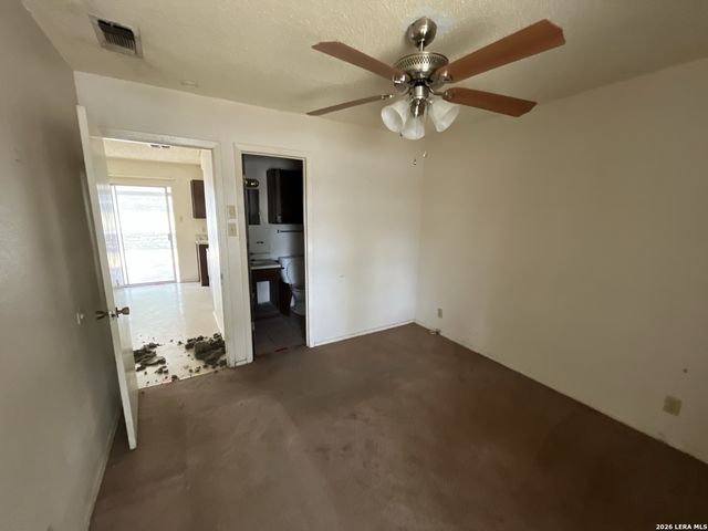 7422 Valley Oak St, Live Oak, TX 78233