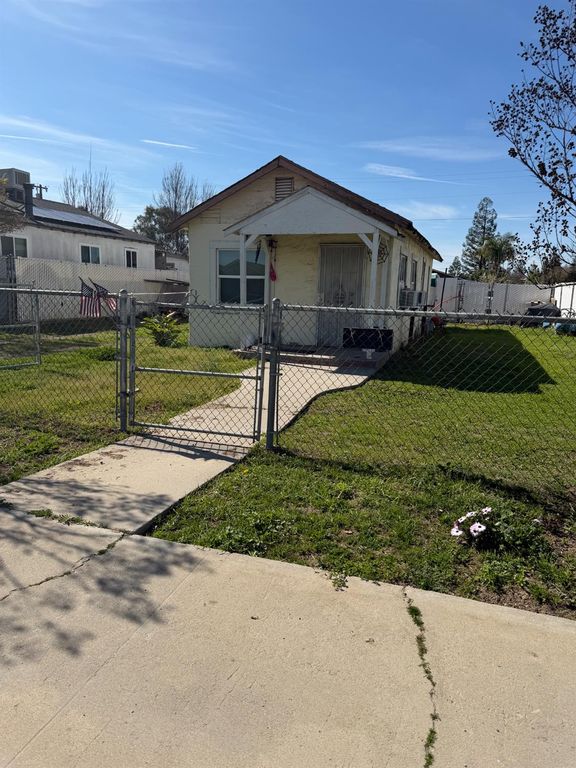 Image 1 of property listing at 901 S 2nd Street, Kerman, CA 93630