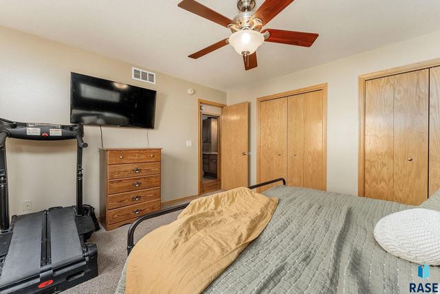 4916 E Fernwood Dr, Sioux Falls, SD 57110