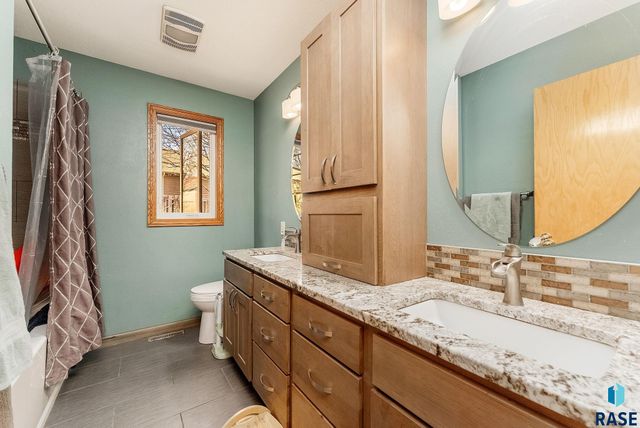 4916 E Fernwood Dr, Sioux Falls, SD 57110