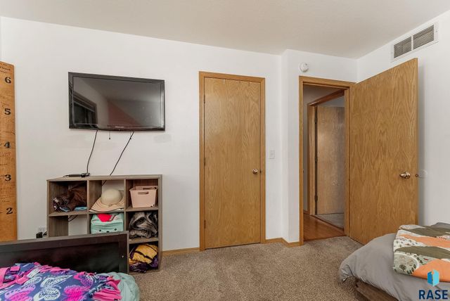 4916 E Fernwood Dr, Sioux Falls, SD 57110