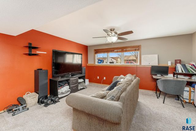 4916 E Fernwood Dr, Sioux Falls, SD 57110