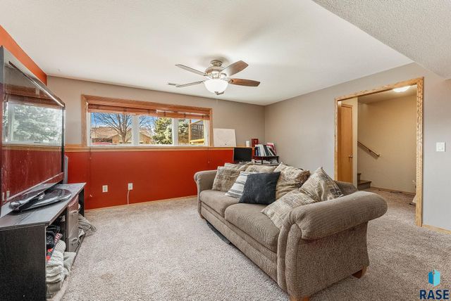 4916 E Fernwood Dr, Sioux Falls, SD 57110