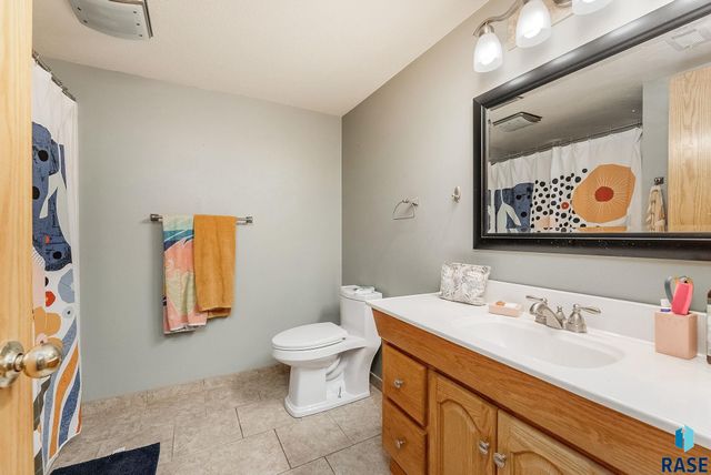 4916 E Fernwood Dr, Sioux Falls, SD 57110