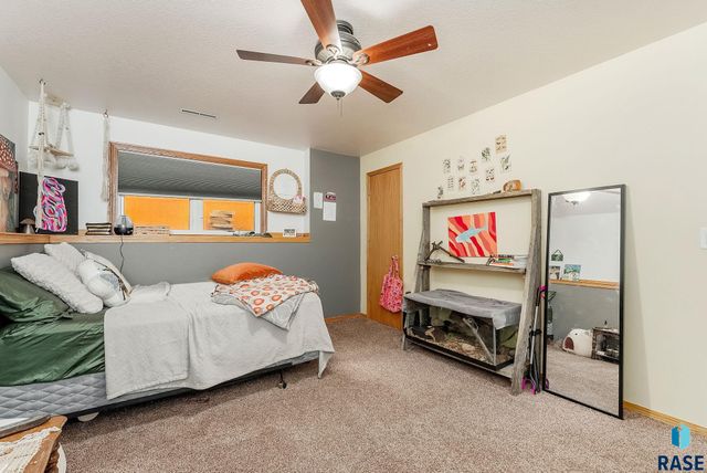 4916 E Fernwood Dr, Sioux Falls, SD 57110