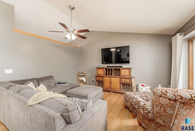 4916 E Fernwood Dr, Sioux Falls, SD 57110