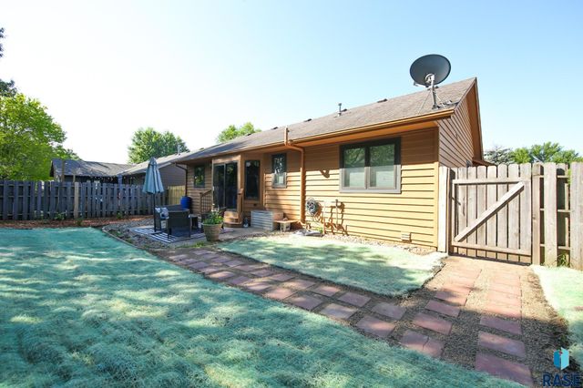 4916 E Fernwood Dr, Sioux Falls, SD 57110
