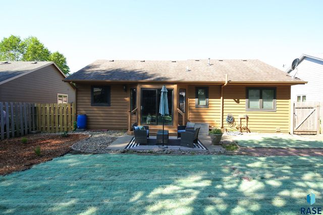 4916 E Fernwood Dr, Sioux Falls, SD 57110
