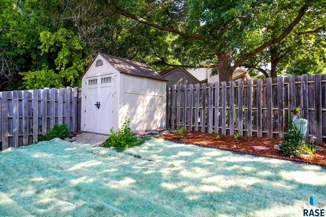4916 E Fernwood Dr, Sioux Falls, SD 57110