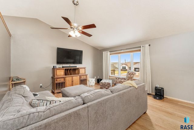 4916 E Fernwood Dr, Sioux Falls, SD 57110