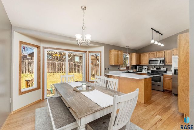 4916 E Fernwood Dr, Sioux Falls, SD 57110