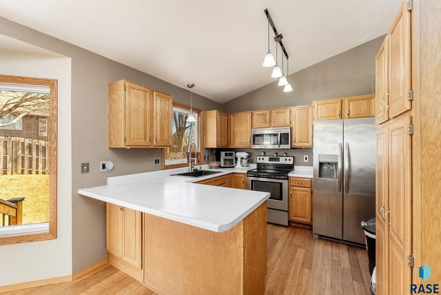 4916 E Fernwood Dr, Sioux Falls, SD 57110