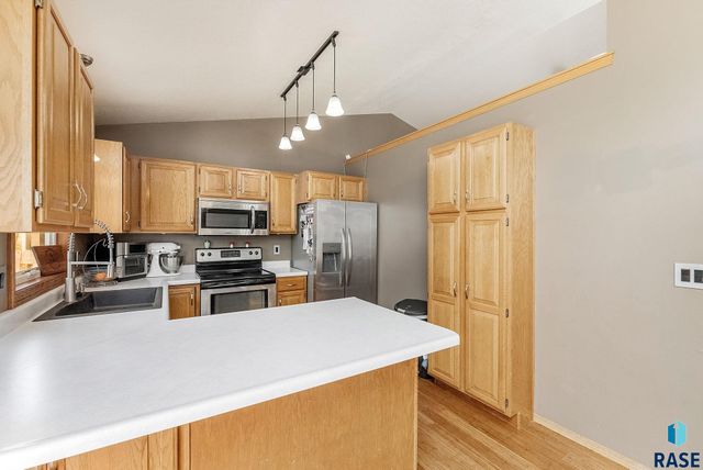 4916 E Fernwood Dr, Sioux Falls, SD 57110
