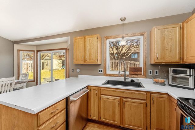 4916 E Fernwood Dr, Sioux Falls, SD 57110