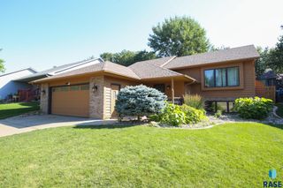4916 E Fernwood Dr, Sioux Falls, SD 57110