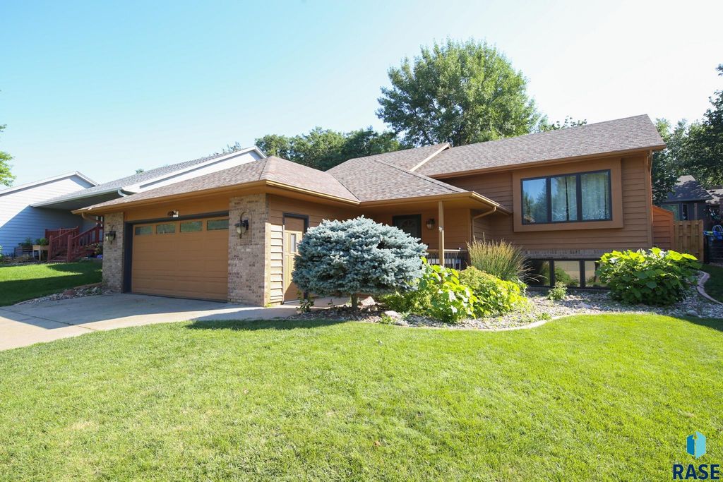 4916 E Fernwood Dr, Sioux Falls, SD 57110
