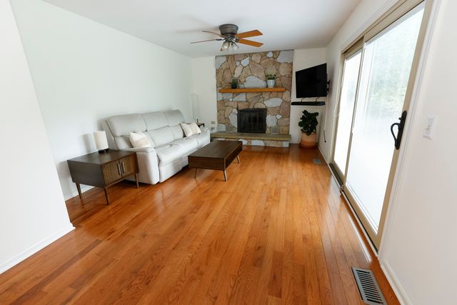 608 Thackeray Lane, Fox River Grove, IL 60021