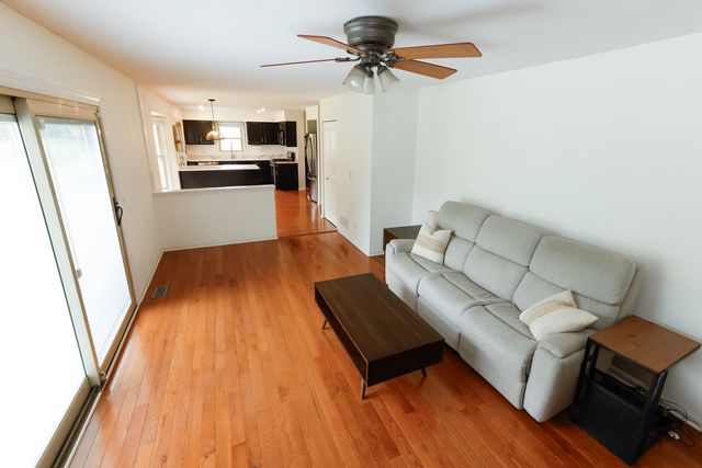 608 Thackeray Lane, Fox River Grove, IL 60021