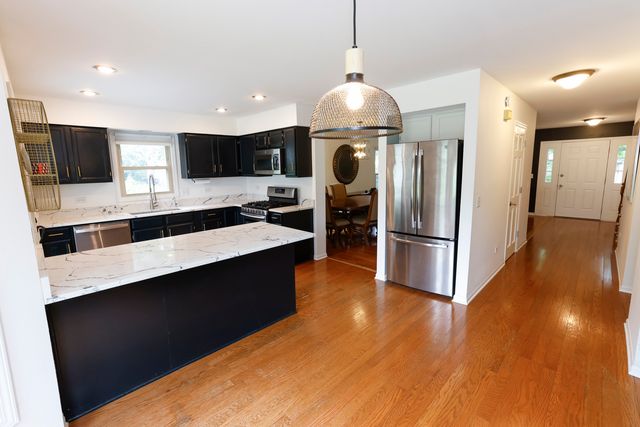 608 Thackeray Lane, Fox River Grove, IL 60021