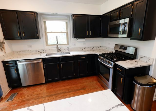 608 Thackeray Lane, Fox River Grove, IL 60021