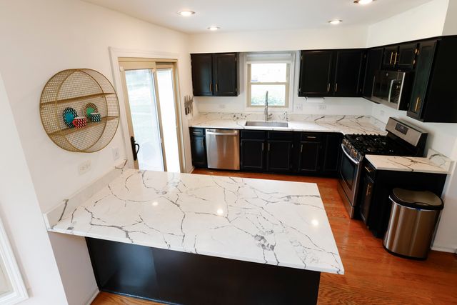 608 Thackeray Lane, Fox River Grove, IL 60021