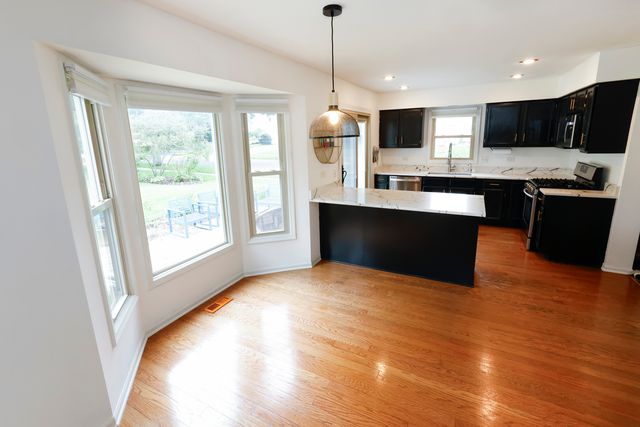 608 Thackeray Lane, Fox River Grove, IL 60021