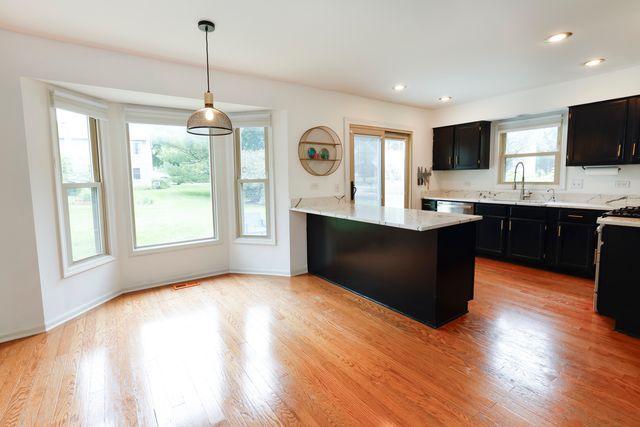 608 Thackeray Lane, Fox River Grove, IL 60021
