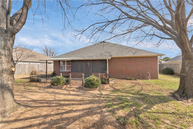 545 Red Oak Street, Gentry, AR 72734
