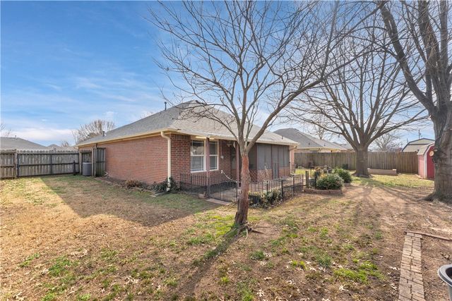 545 Red Oak Street, Gentry, AR 72734