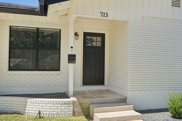 713 Galbraith Ave, Kerrville, TX 78028