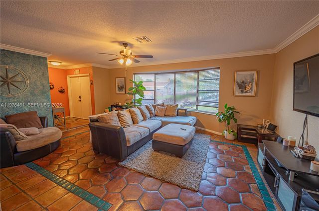 11400 Tara Dr, Plantation, FL 33325