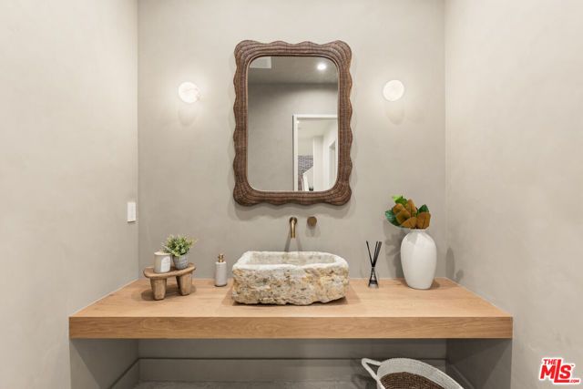 11748 La Maida Street, Valley Village, CA 91607