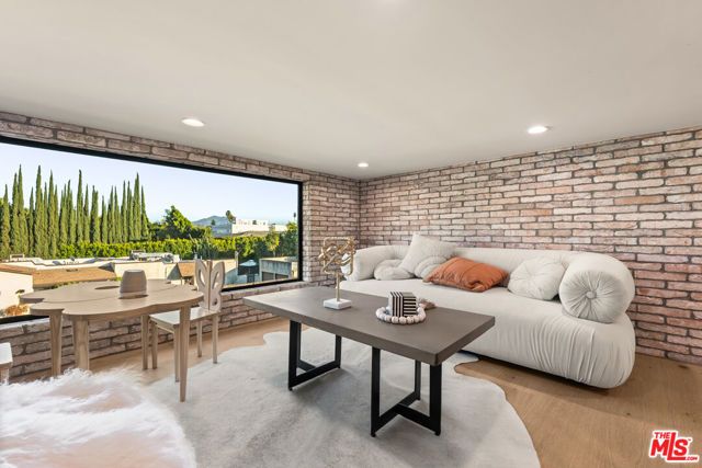 11748 La Maida Street, Valley Village, CA 91607